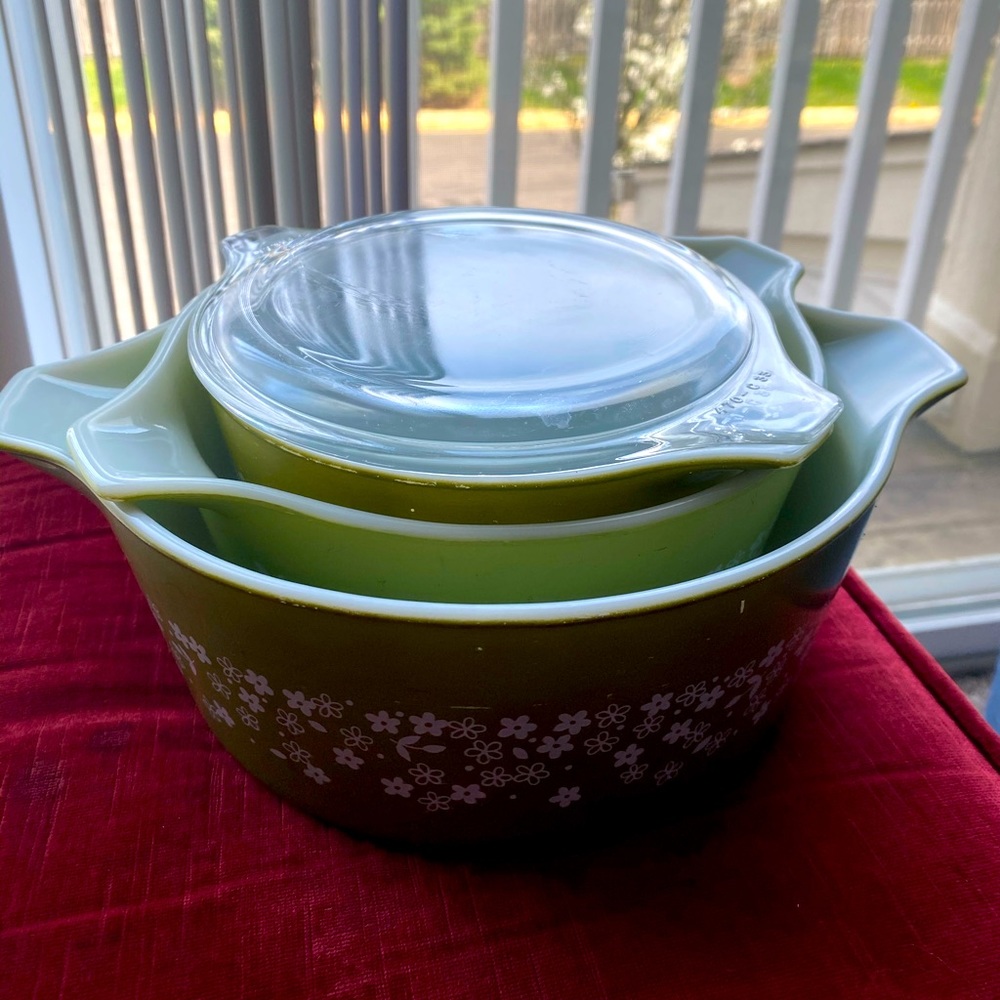 Vintage Pyrex mixing bowls